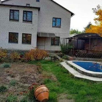 У продажу будинок на два поверхи