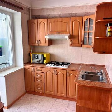 Однокімнатна,затишна,метро пішки.Вільна