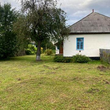 Продається 1/2 будинку