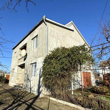 Продається двоповерховий будинок з меблями та готовим бізнесом