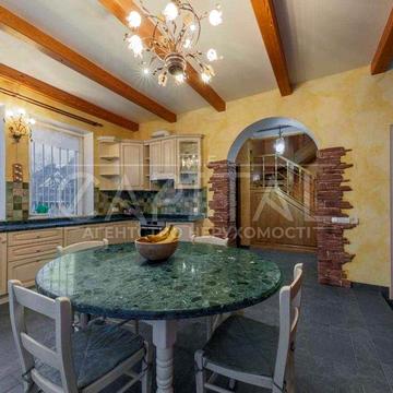 Продаж просторого будинку в Софіївській Борщагівці на вулиці Яблунева.