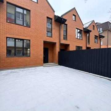 Продається  сучасний Таунхаус. Центральні комунікації. Газ