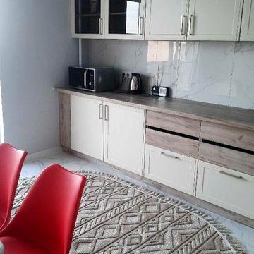 Однокімнатна квартира з меблями і технікою