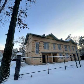 Продам кутовий таунхаус біля Центрального парку, окремий заїзд