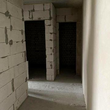 Простора квартира в цегляному будинку — готова до вашого ремонту