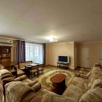 ПРОСТОРА 4-х кімнатна квартира з великою кухнею- студією.