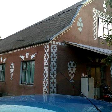 Великий цегляний будинок 1994 року в смт Гребінки