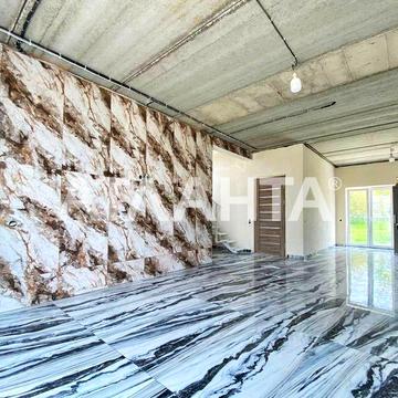 Новый дом в процессе строительства с гаражом