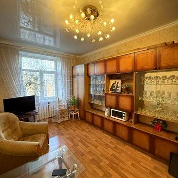 Центр міста, цегляний будинок