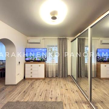 Здається затишний і світлий будинок