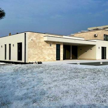 Новый 1-но этажный дом в Совиньоне, участок 10,66 соток, 185 кв.м.