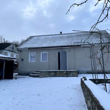 Прадаю будинок за містом