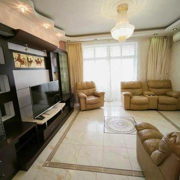 Квартира с панорамним видом біля метро