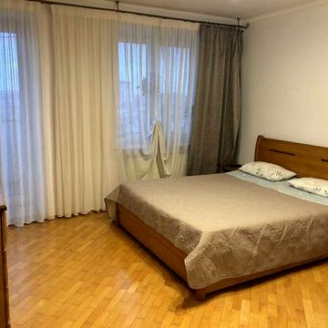 Простора 3-кімнатна багаторівнева квартира в новому цегляному будинку