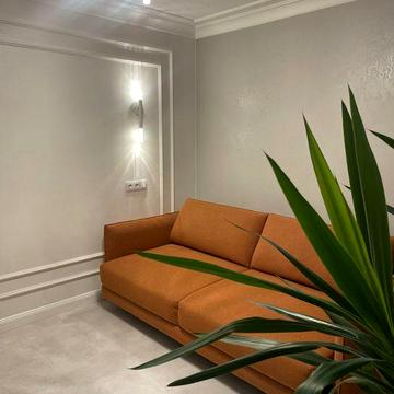 4-кімнатна квартира з дизайнерським ремонтом та повним меблюванням.