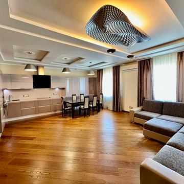 Трикімнатна з дизайнерським ремонтом+підземний паркінг, біля метро