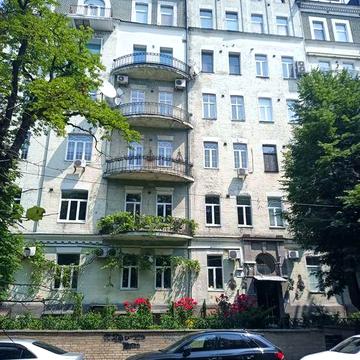 вул.Богомольця,5.  Своє індивідуальне  газове опалення.Світло в наявно