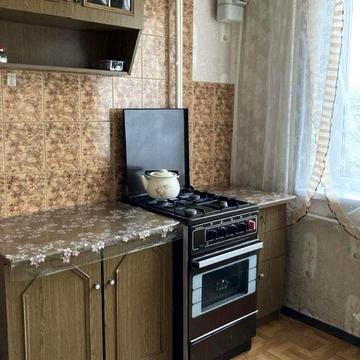 Вільна з 12 лютого 2 окремі кімнати поруч  зупинка