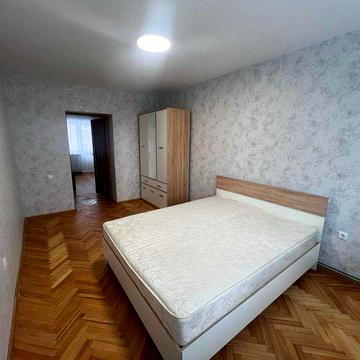 2 кім, в центрі, і/о, вул. Незалежності, позаду кінотеатр Космос!