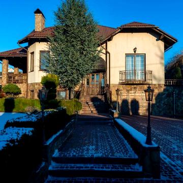 Будинок в центрі Рівне на висоті, Грабник