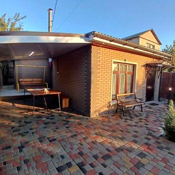 Продам  уютные теплые полдома с беседкой.