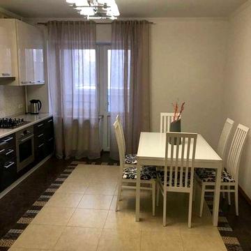 Світло не вимикають. Оренда просторої, 83 м2, 2-х кімнатної в центрі.