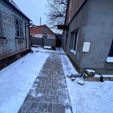 Здам половину будинку з окремим входом.