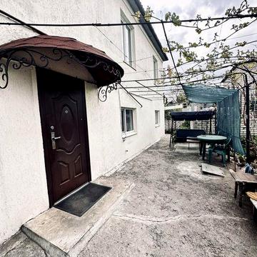 Двоповерхова частина будинку