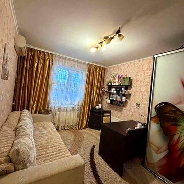 Продається 5-кімнатна квартира по вул. Героїв України.