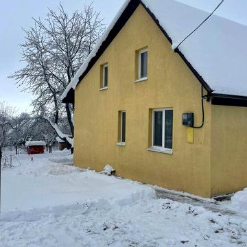 Будиночок коли лісу  та недалеко річка і св.джерело