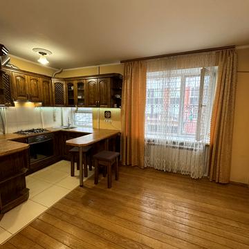 Набережно-Лугова вул., 3