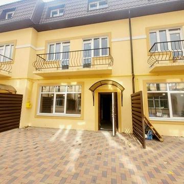 Таун в центрі Вишневого! З документами!