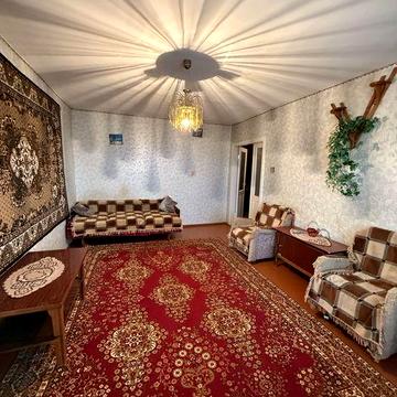 Продається простора 3-кімнатна квартира в центрі м. Ізяслав