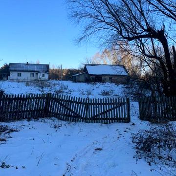 Продам земельну ділянку з старим будинком на березі озера 5км від міст
