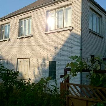 Будинок з гаражем, ділянка 12 соток