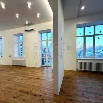 Простір сповнений натхнення! Комфортне розташування у центрі Києва!