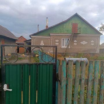 Цілий будинок з надвірними будівлями