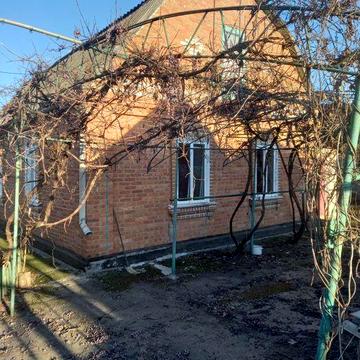 Будинок біля річки.