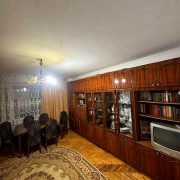 Здається простора 3-кімнатна квартира.