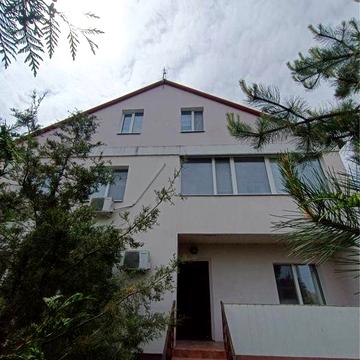 Большой дом с солнечной станцией (может работать автономно)