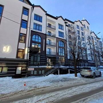 Велика новобудова в парковій зоні