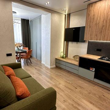 Молодіжна вул., 8