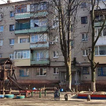 1к Алана Шепарда, кірпічний будинок