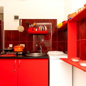 Тепло є  завжди .Можна потижнево і з малим песиком .Велес (KFC) ,Метро