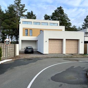 Новий житловий будинок з виходом до води