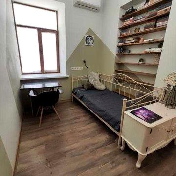 В продажу укомплектована 3-кімнатна  квартира  -  ЦЕНТР