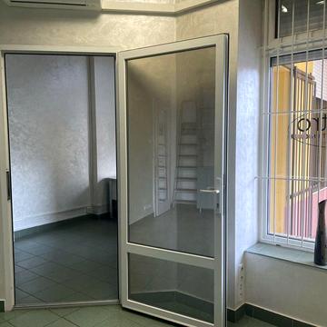 Продаж 2- х кімнатна центр