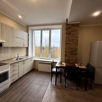 Продається простора кухня-студія з окремою кімнатою