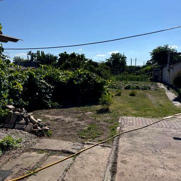 Будинок з великою земельною ділянкою