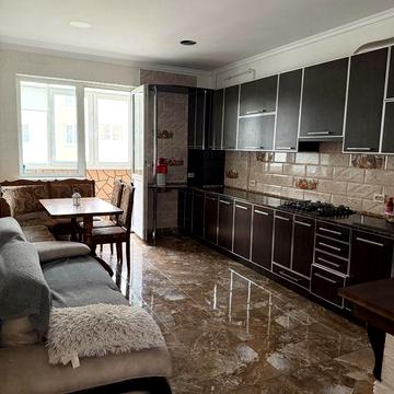 Однокімнатна, простора, район майдану. Власник.